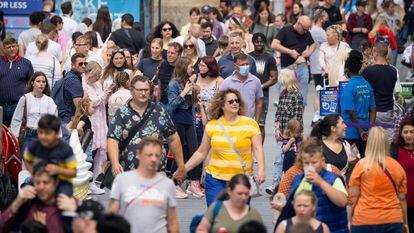 Pedestres caminham em Londres na segunda-feira