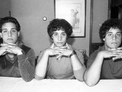 A partir da esquerda, Robert Shafran, David Kellman e Eddy Galland em 28 de setembro de 1980, em Nova York. (Getty Images/Richard Lee/New York Daily News Archive). Vídeo: trailer de ‘Three Identical Strangers’.