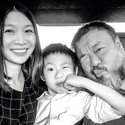 Wang Fen e Ai Weiwei com seu filho, Ai Lao, em Munique (Alemanha) em julho de 2015, pouco depois que o ativista saiu da China.