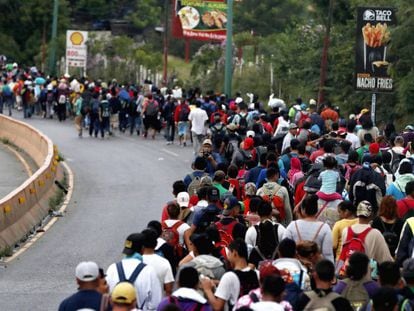 A caravana de imigrantes hondurenhos segue da cidade de Chiquimula rumo ao Departamento de Zacapa