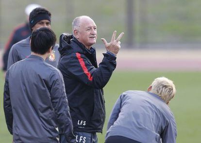 Scolari durante o treinamento do Guangzhou em Yokohama.