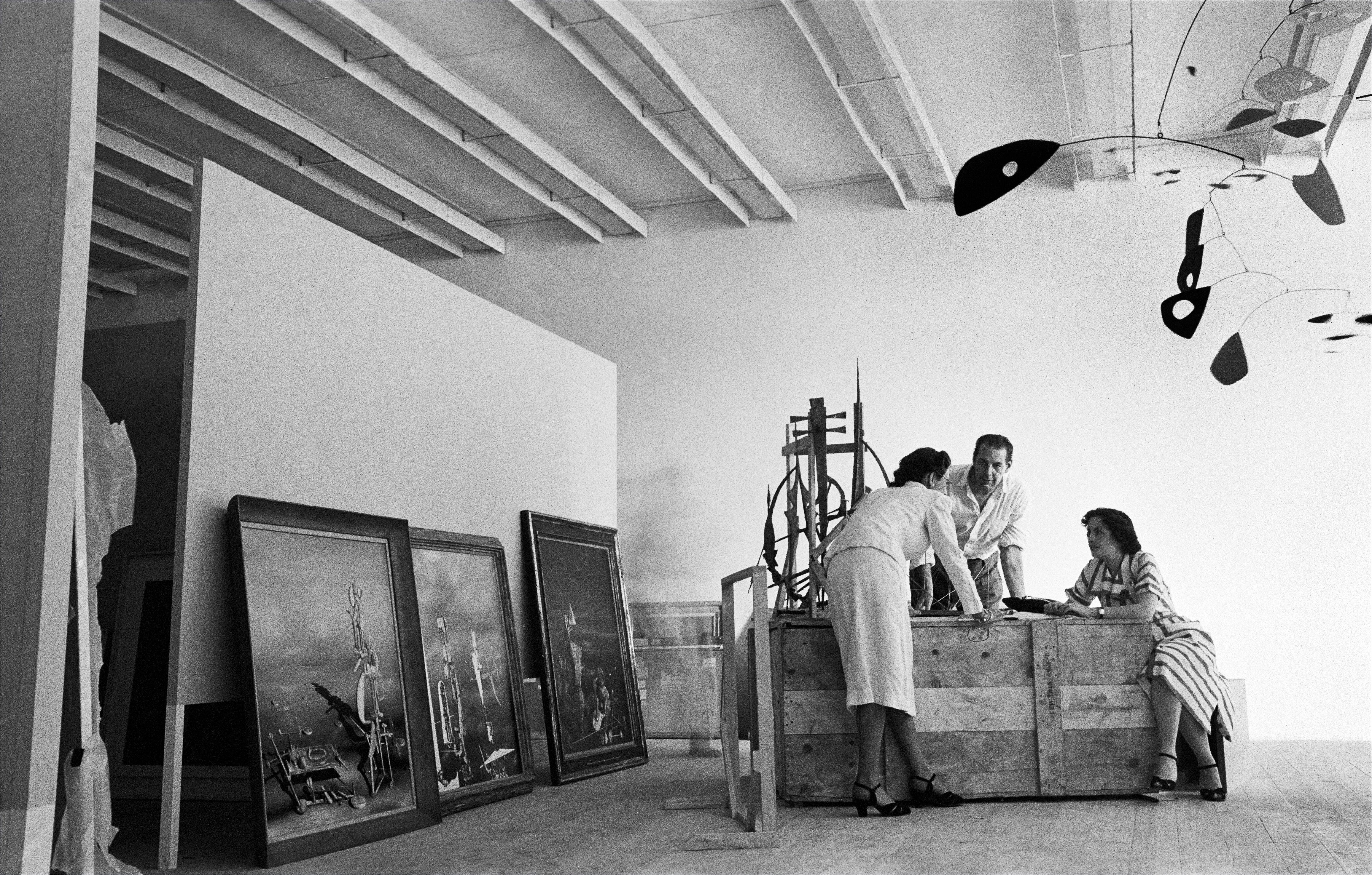 Montagem da I Bienal do Museu de Arte Moderna de São Paulo, esplanada do Trianon, avenida Paulista, 1951. René d'Harnoncourt, diretor do Moma, entre duas pessoas não identificadas.
