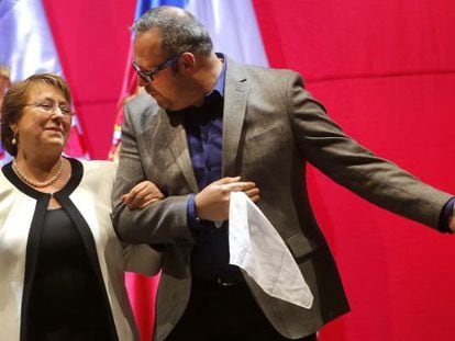 Michelle Bachelet e seu filho Sebastián Dávalos em dezembro.