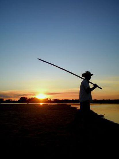 Um pescador no rio Jejui, no Paraguai.