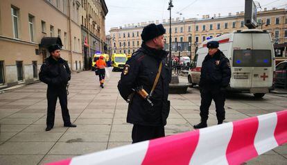 A polícia vigia nesta segunda-feira a entrada da estação de metrô do Instituto Politécnico, em São Petersburgo.