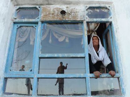 A viúva afegã Bibikoh na janela de sua casa.