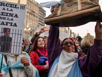 Cartazes contra Cristina Kirchner na manifestação diante do Congresso contra a corrupção, na terça-feira, 21 de agosto.