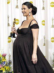 Catherine Zeta-Jones, grávida de nove meses, com seu Oscar de melhor atriz coadjuvante por ‘Chicago’. 