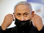 El primer ministro israelí, Benjamín Netanyahu, tras ser vacunado contra la covid en un centro médico de Ramat Gan, el 19 de diciembre.