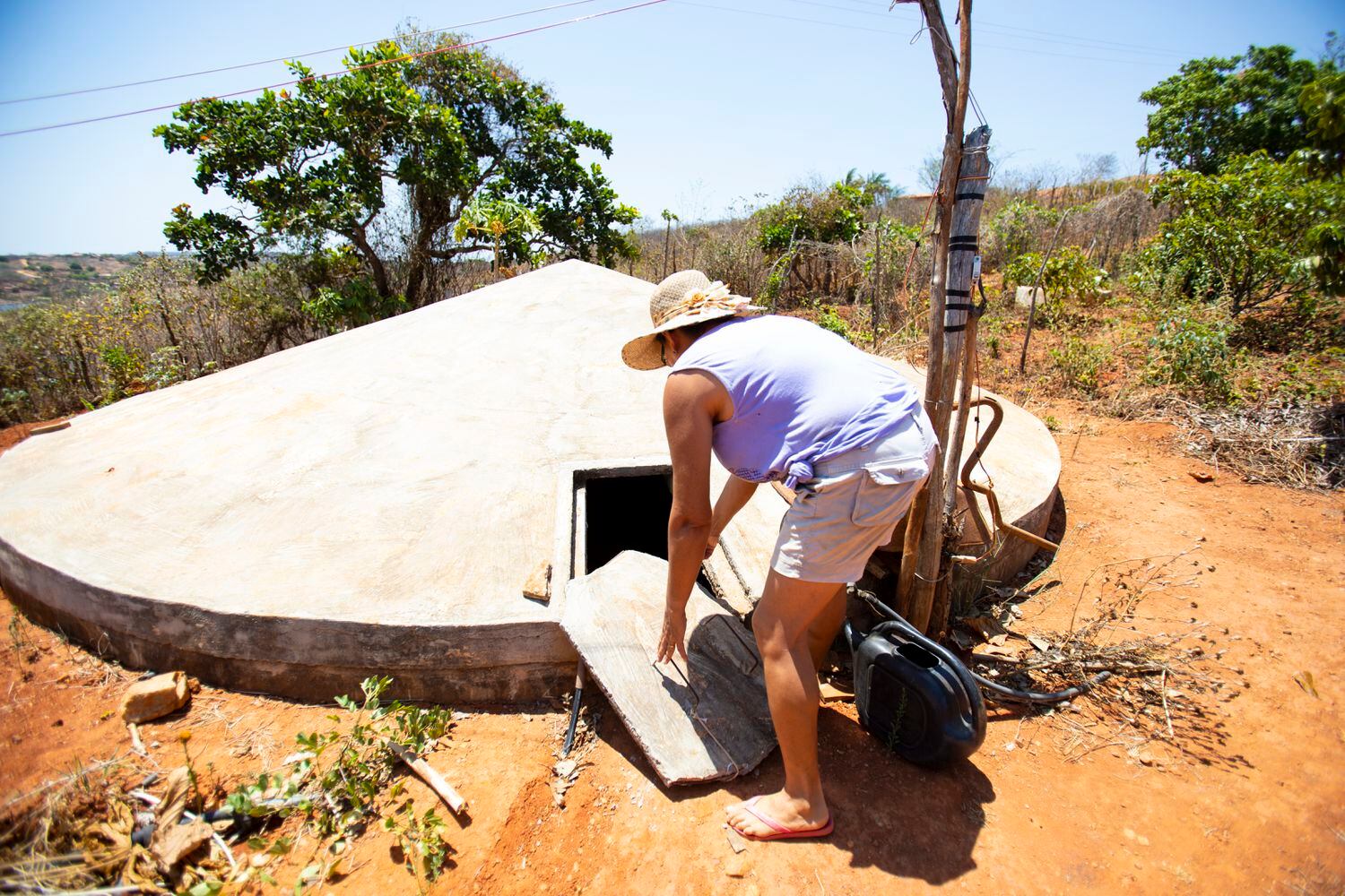 A cisterna de segunda água busca garantir uma produção regular mesmo nos meses de seca.