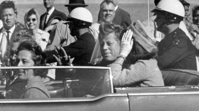 O presidente John F. Kennedy em Dallas pouco antes de morrer
