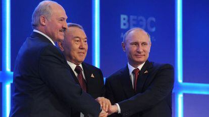 O presidente da Rússia, Cazaquistão e Bielorrúsia depois do acordo.