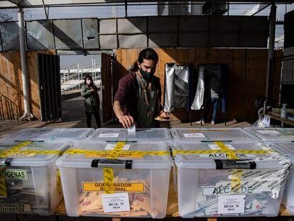 Um homem vota em Santiago, Chile, em 16 de março de 2021, para escolher prefeitos, vereadores e uma Assembleia Constituinte para reescrever a Constituição.