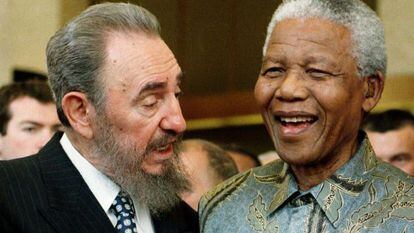 Castro e Mandela na visita oficial do estadista africano a Cuba, em 1998.