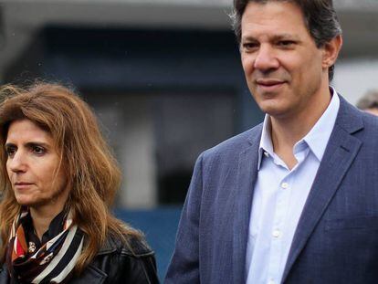 Haddad e sua mulher, Ana Estela, após visitarem Lula na cadeia. 