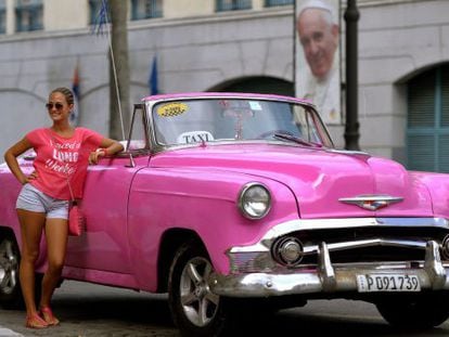Uma turista posa em Havana nas vésperas da chegada do Papa Francisco