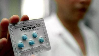 Médico mostra pílulas do medicamento Viagra, da Pfizer
