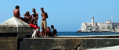 Jovens no Malecón de Havana.