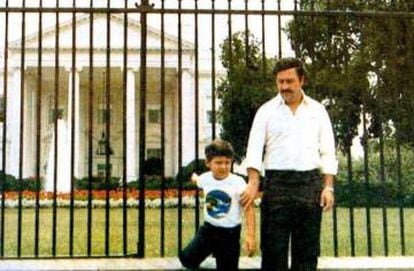 Pablo Escobar e seu filho Juan Pablo em frente a Casa Branca em Washington, em 1981.