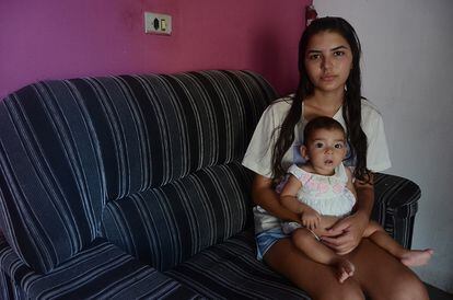 Iara Rodrigues Rocha, 16, e a filha: família espera desde julho para ingressar no programa.