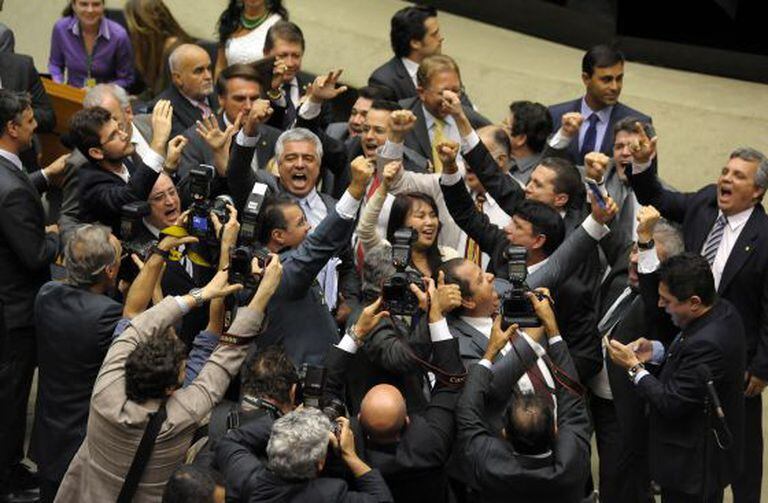 Deputados comemoram aprovação.