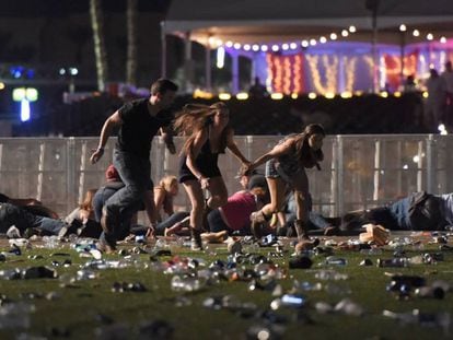 Plateia de um show em Las Vegas correm ao ouvirem rajadas de tiros.