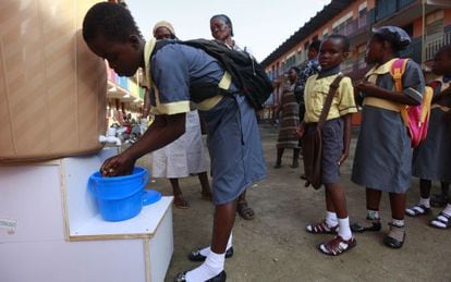 Niñas lavam-se as mãos em um colégio em Lagos, Nigeria