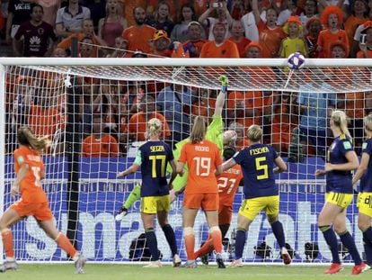 Uma das intervenções de Hedvig Lindahl, a goleira sueca, na semifinal contra a Holanda.