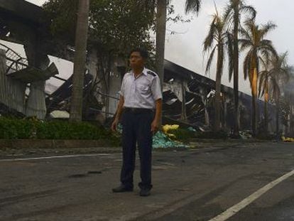 Um vigilante em uma fábrica chinesa que foi incendiada no Vietnã.