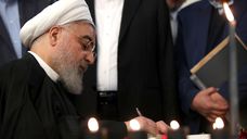 O presidente do Irã, Hasan Rohani, assina livro com nome das vítimas de queda de avião abatido elas Forças Armadas iranianas, em foto de divulgação desta quarta.