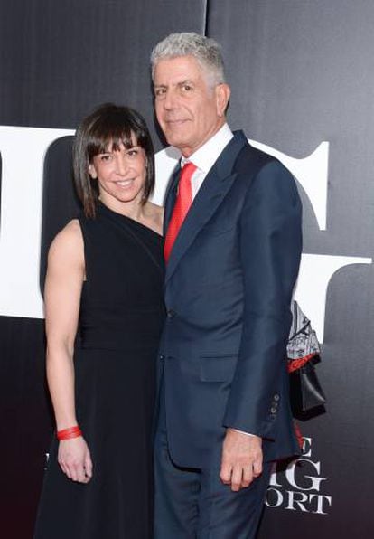 Anthony Bourdain e sua à época esposa Ottavia Busia em uma inauguração em novembro de 2015 em Nova York.