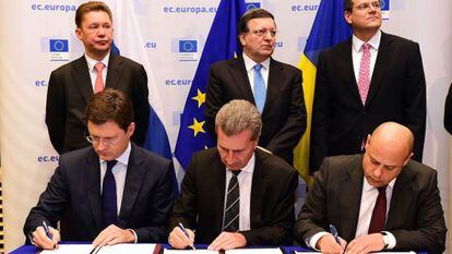Representantes da Rússia, UE e Ucrânia assinam o pacto.