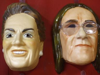 M&aacute;scaras dos rostos de Dilma e Gra&ccedil;a Foster. 