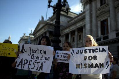 Várias pessoas carregam pôsteres durante uma manifestação diante do Congresso da Argentina, no dia 4 de fevereiro.