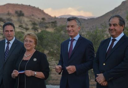 Bachelet e Macri em Colina, no Chile, durante a comemoração do 200º aniversário da batalha de Chacabuco.