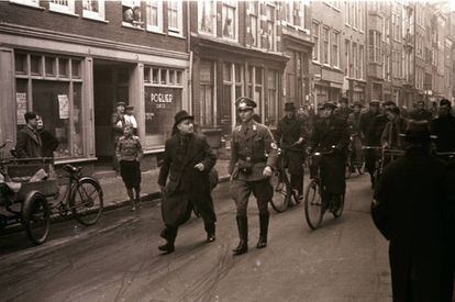 Franz Anton Stapf, no bairro judeu em Amsterdã, com sua Leica, em 1941.