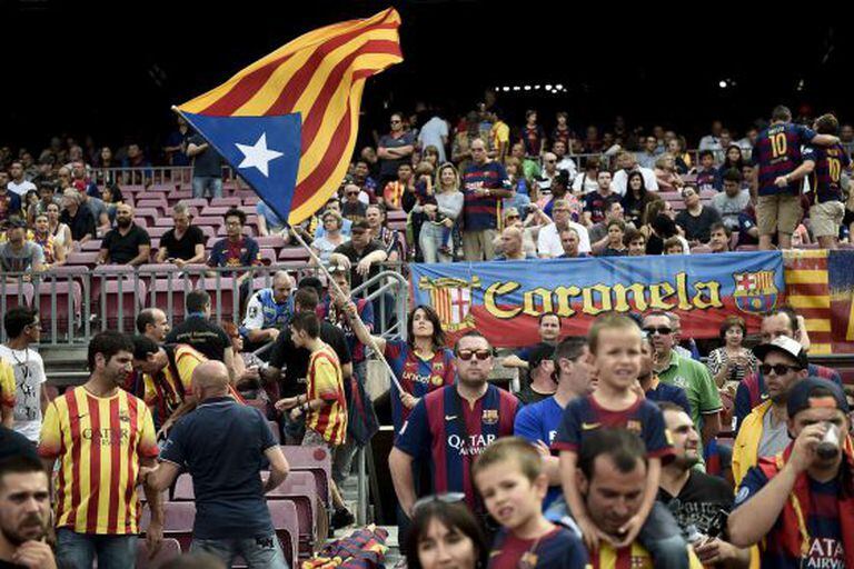 Bandeira da Catalunha é agitada no Camp Nou.