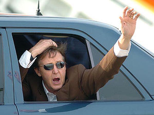 Paul McCartney saluda a su llegada el lunes al aeropuerto de Asturias. 

/ EFE