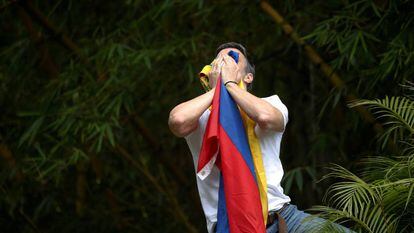 Leopoldo López saúda seus partidários após liberação em Caracas.