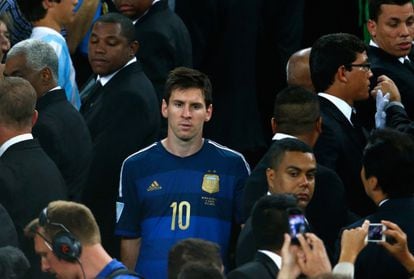 Messi, nas escadas, antes de receber a Bola de Ouro.