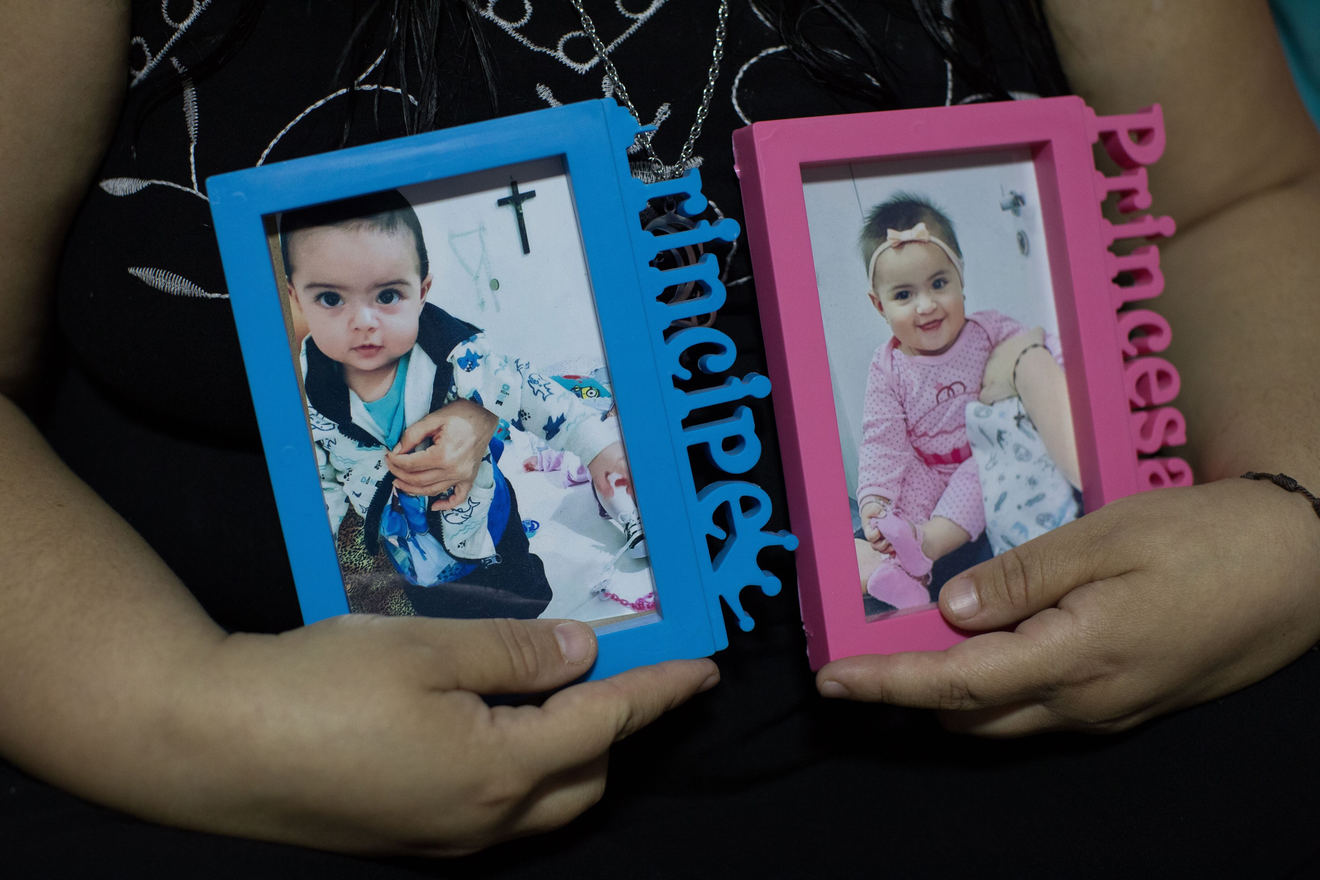 Mayra segura foto dos bebês Gabriel e Sophia, filhos de sua irmã Mariza, que morreu de covid-19 neste ano. Mayra ficou com a guarda deles.