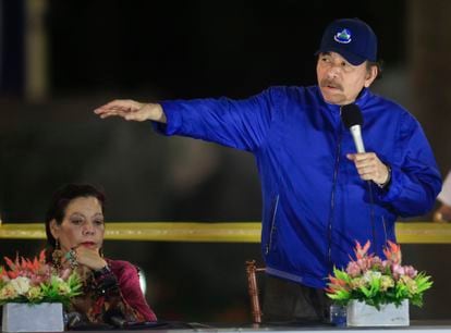 Daniel Ortega com sua esposa e vice-presidenta, Rosario Murillo, em uma imagem de março de 2019, em Manágua.