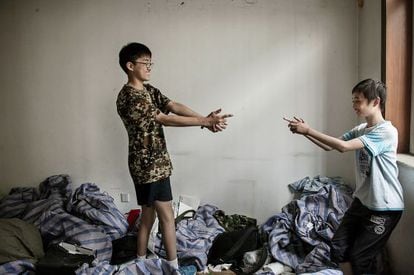 Alguns dos pacientes, como Huang Qi Jun (à direita da imagem), tratam de sair de uma espiral na qual chegavam a passar até 20 horas seguidas conectados à Internet.