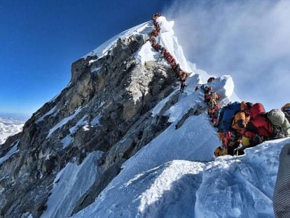 Alpinistas esperam sua vez para chegar ao cume do Everest, na quarta-feira passada.