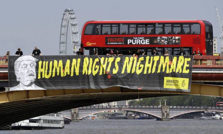 Protesto contra Trump feito pela Anistia Internacional em Londres.