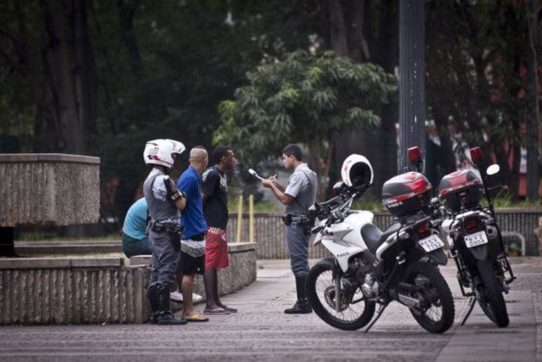 Policiais durante uma abordagem em São Paulo.
