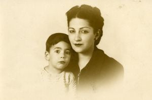 Vargas Llosa, em uma foto de infância com a sua mãe.