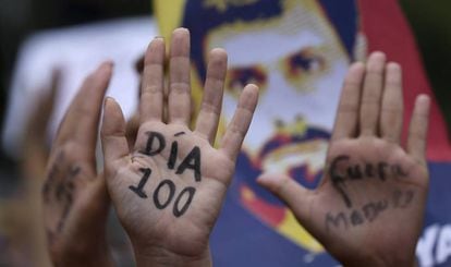 Manifestantes lembram dos 100 dias de protestos na Venezuela.