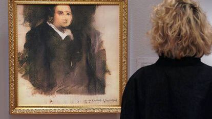 Uma mulher diante do 'Portrait d’Édouard Belamy', criado por um algoritmo, na sala Christie’s de Nova York.