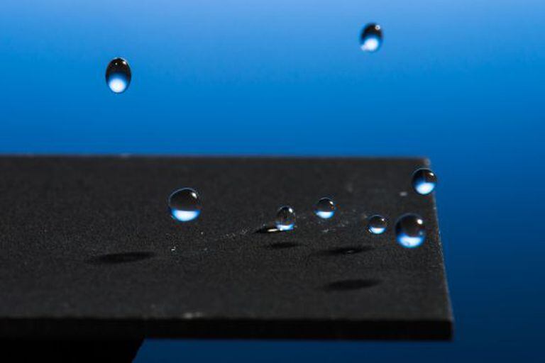Gotas de água saltando sobre a superfície superhidrofóbica.